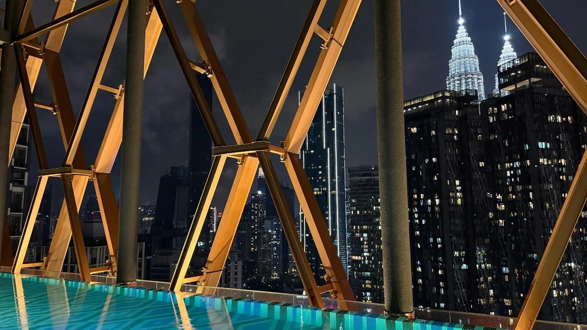 קואלה לומפור Scarletz Suites Klcc By Taheeens 5*, קואלה לומפור